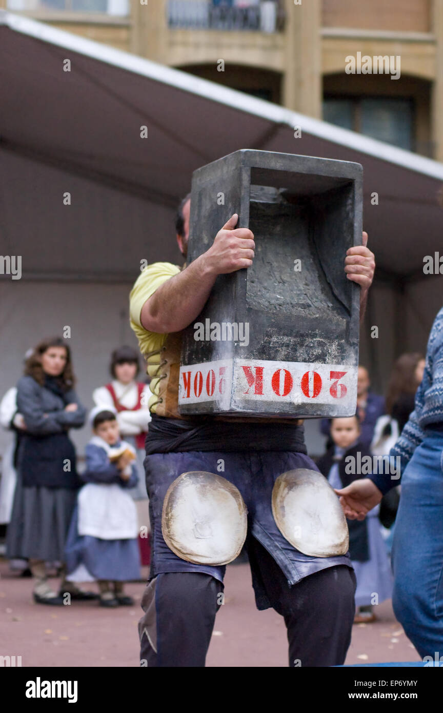 Sport rural basque. Harrijasotzaile, Lever de pierre, dans le Santo Tomas juste. Banque D'Images
