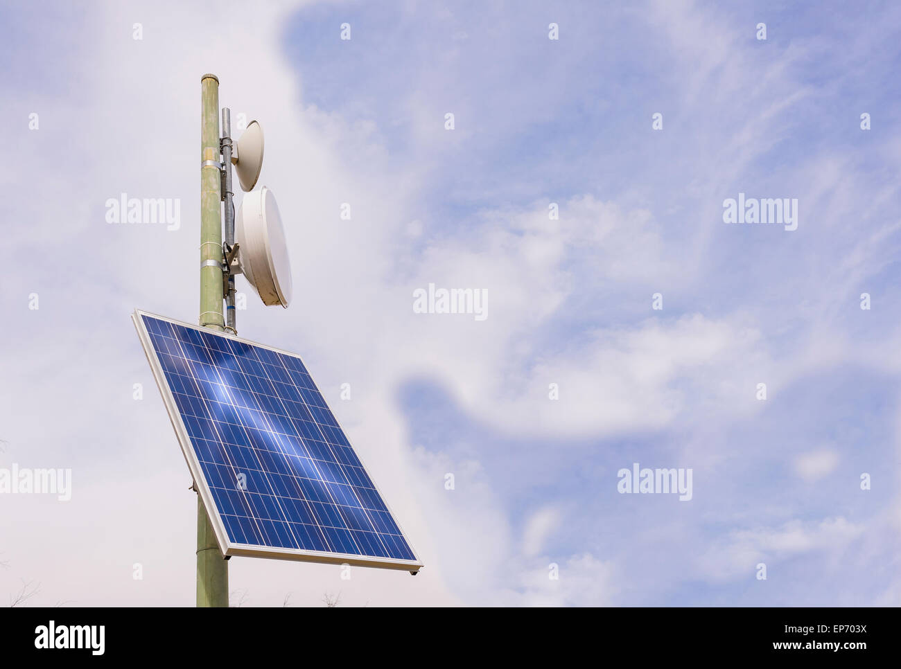 Petit amplificateur d'antenne avec panneau solaire, dans les montagnes Banque D'Images