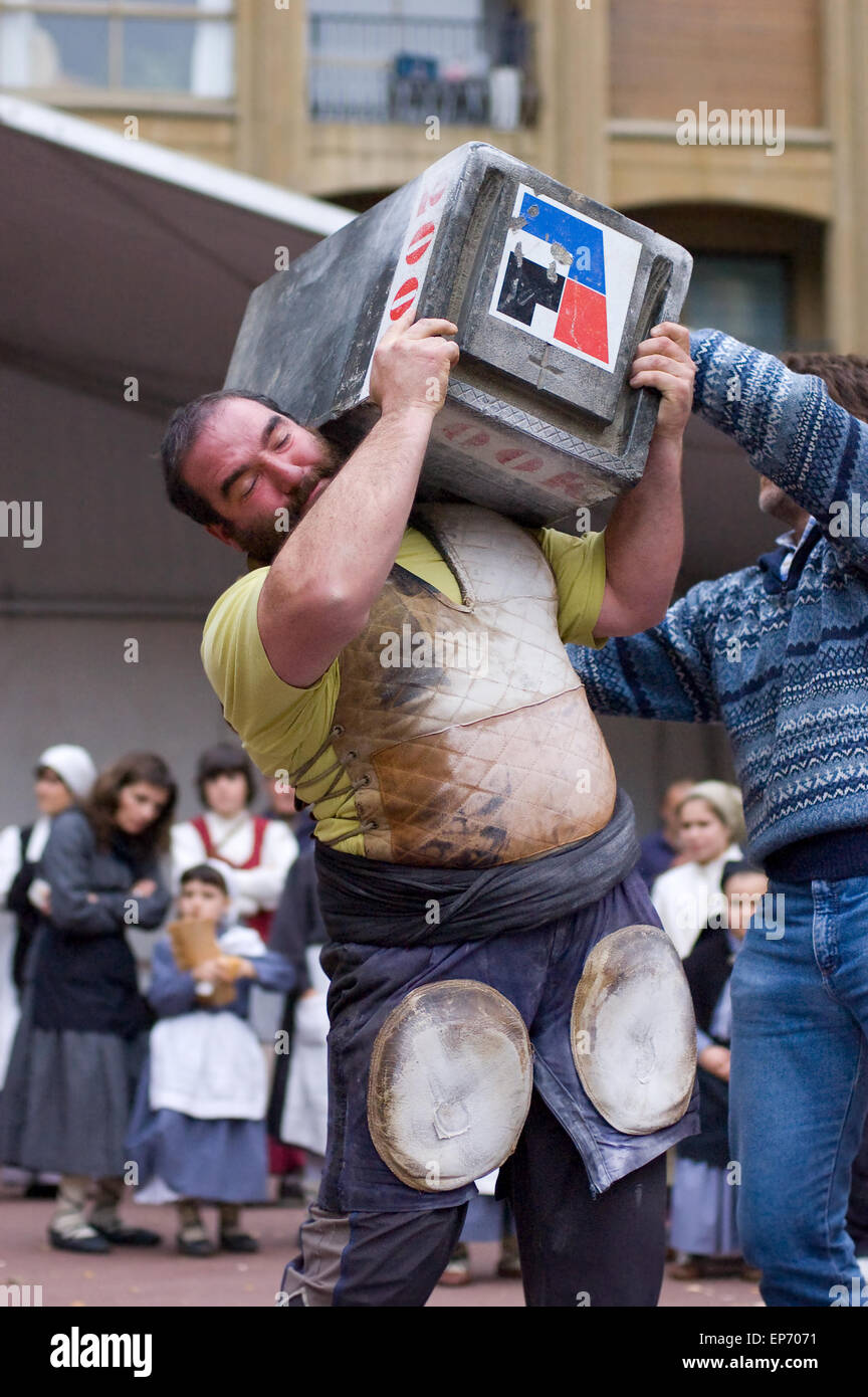 Sport rural basque. Harrijasotzaile, Lever de pierre, dans le Santo Tomas juste. Banque D'Images