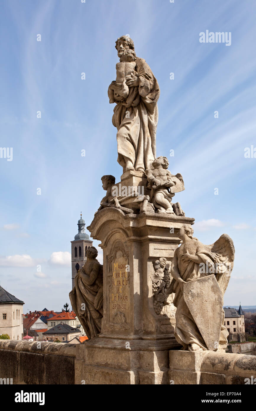 Kutna Hora : Statue devant le collège des Jésuites Banque D'Images