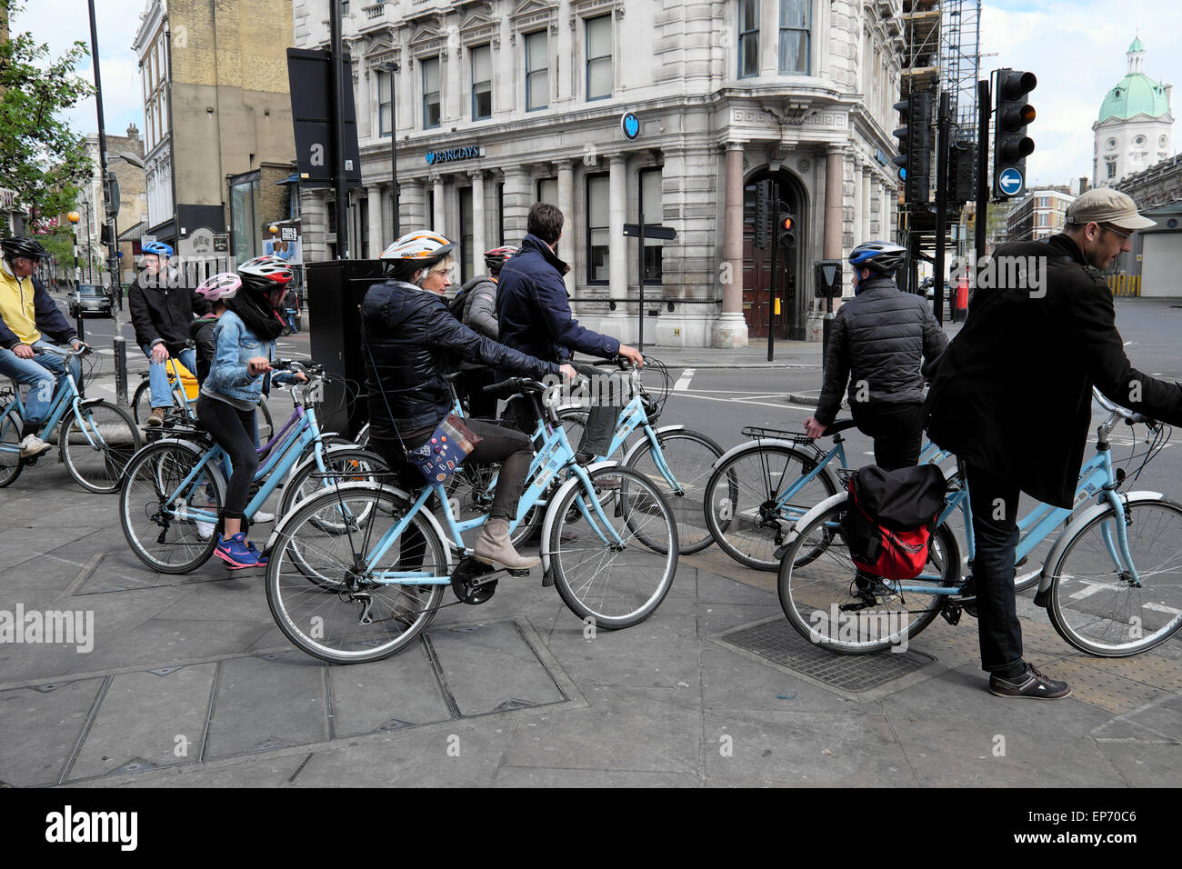 Groupe d''équitation vélos à Londonbicycle.com traversant la jonction de route à St John Street et Charterhouse Street près de Smithfield Market in Central London UK KATHY DEWITT Banque D'Images