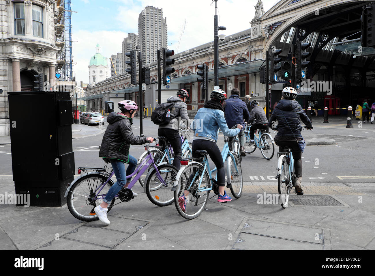 Groupe d''équitation vélos à Londonbicycle.com traversant la jonction de route à St John Street et Charterhouse Street près de Smithfield Market in Central London UK KATHY DEWITT Banque D'Images