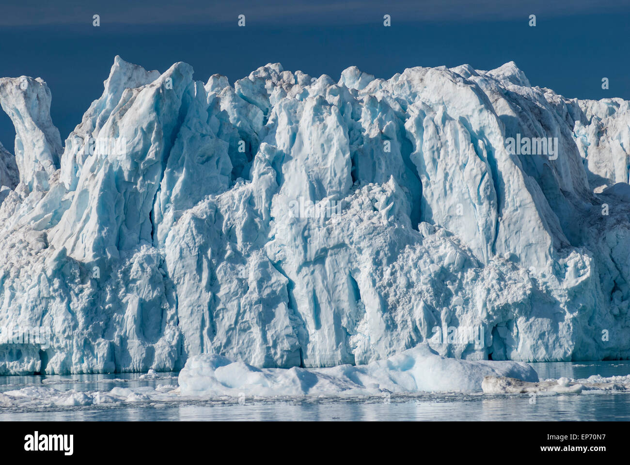 Icebergs géants de la baie de Disko près de illulisat, Groenland, une destination de croisière populaire Banque D'Images