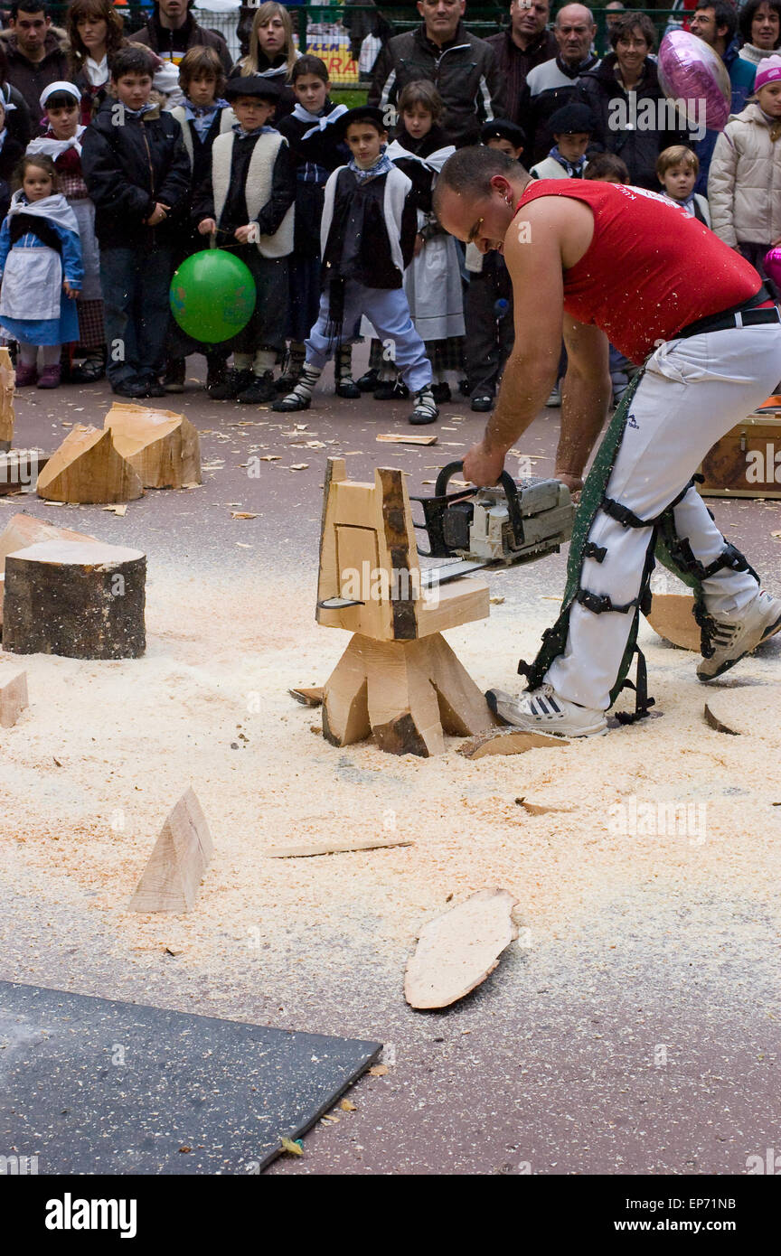 Sport rural basque. Aizkolari, bois-hacher la concurrence, dans le Santo Tomas juste. Banque D'Images