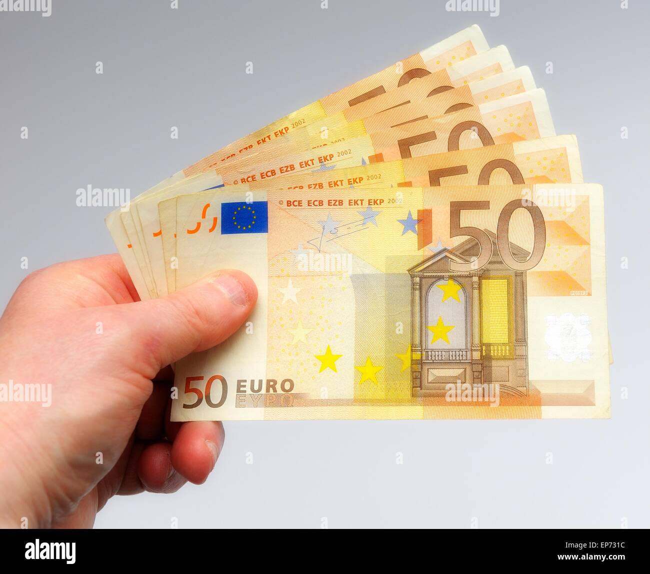 50 L'euro étant tenue à la main sur un fond blanc. Banque D'Images