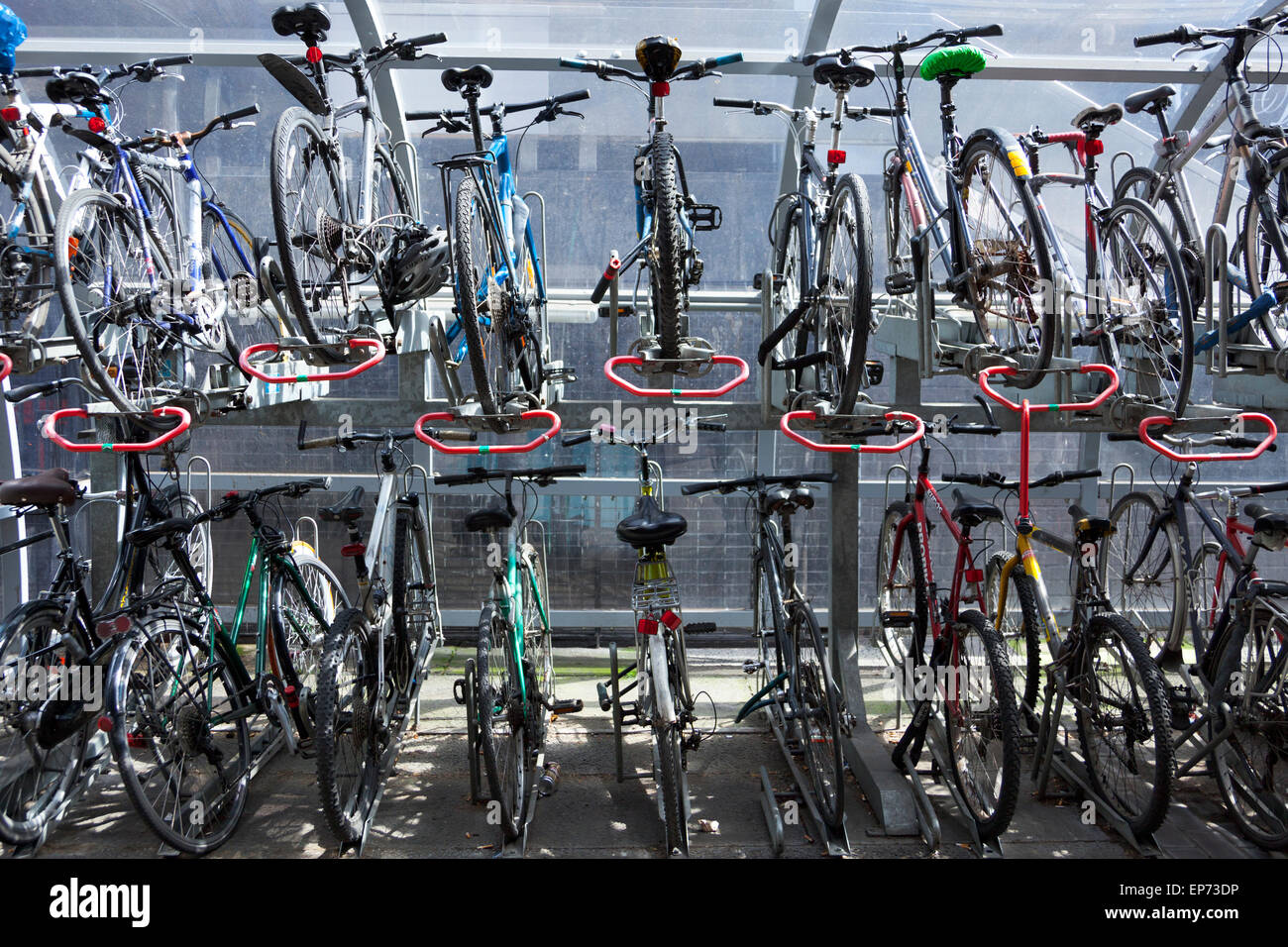 Niveau deux parking à vélos à la gare de Euston, Londres, Angleterre Banque D'Images