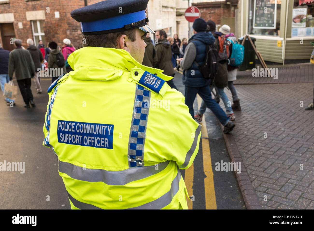 PCSO garde un œil sur la foule qui protestaient contre l'incinérateur dans le 17 Jan 2015 Stroud, Gloucestershire, Royaume-Uni Banque D'Images