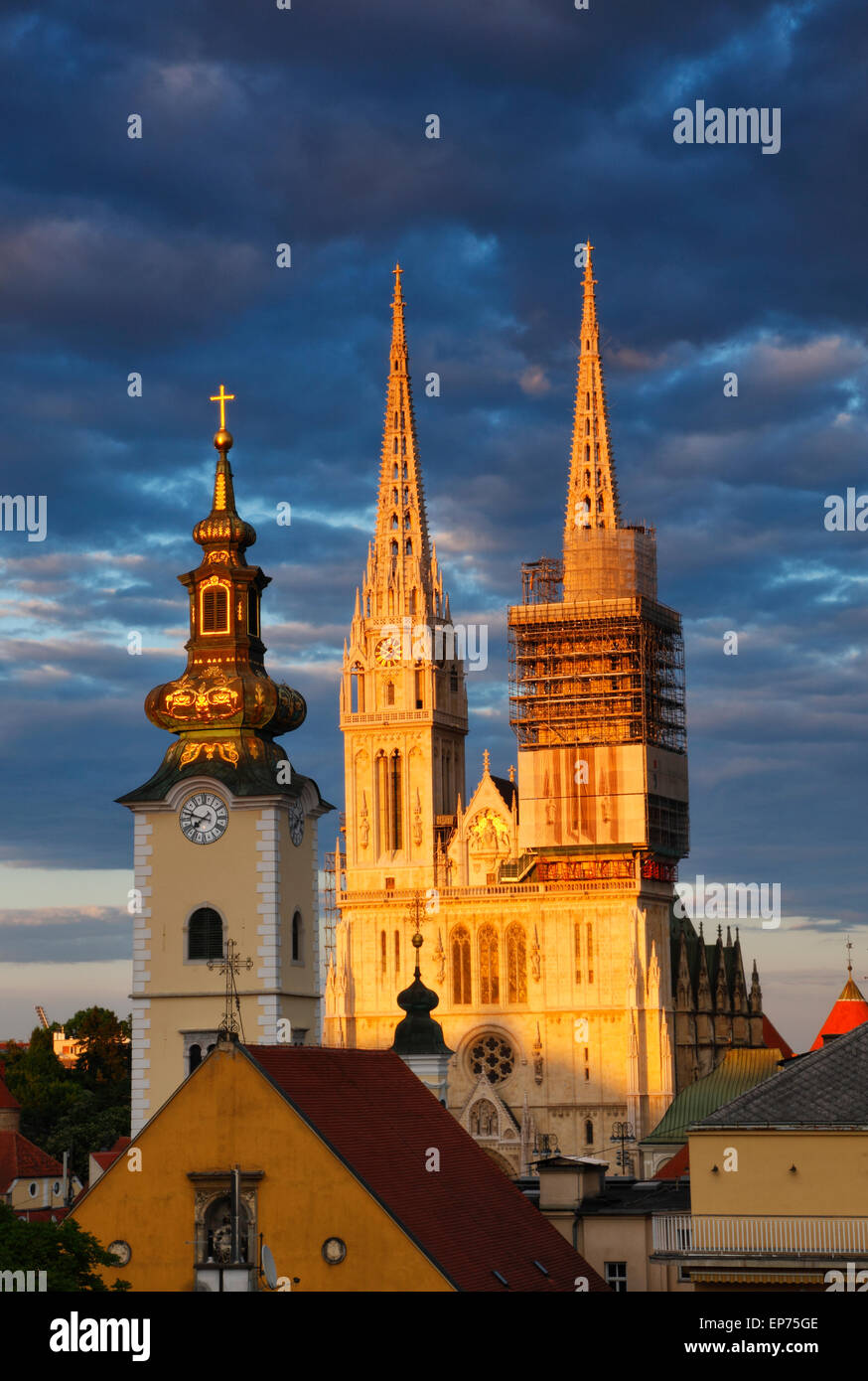 Cathédrale de Zagreb au coucher du soleil avec de beaux nuages Banque D'Images