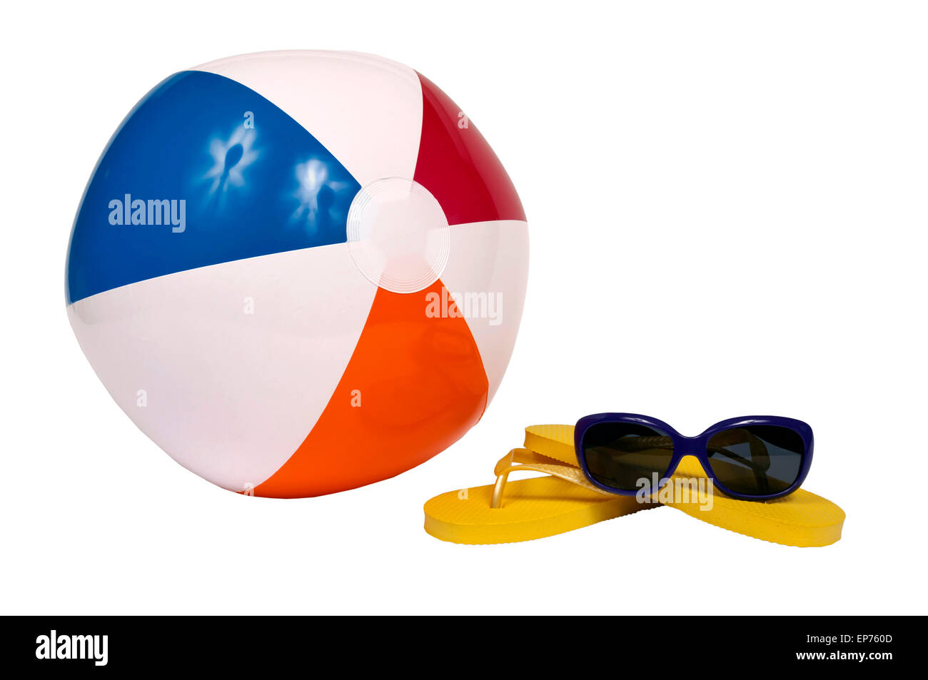 Accessoires de plage avec ballon de plage Tongs et lunettes de soleil isolé  Photo Stock - Alamy