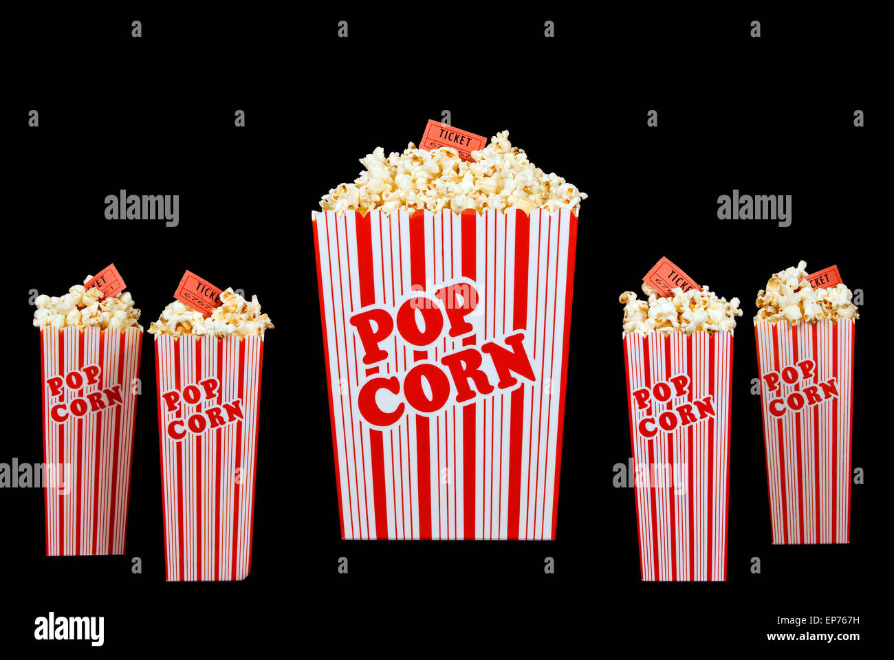 Le temps passé en famille au cinéma avec pop-corn dans des seaux avec des billets rouges Banque D'Images