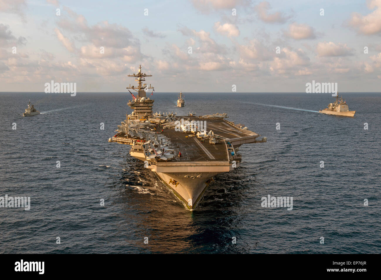 La US Navy porte-avions USS Carl Vinson dirige une formation de navires, y compris le croiseur lance-missiles USS Bunker Hill, frégate malaisien KD Lekir-missiles et destroyer USS Gridley pendant un exercice de formation conjointe avec la Marine royale malaisienne. Banque D'Images