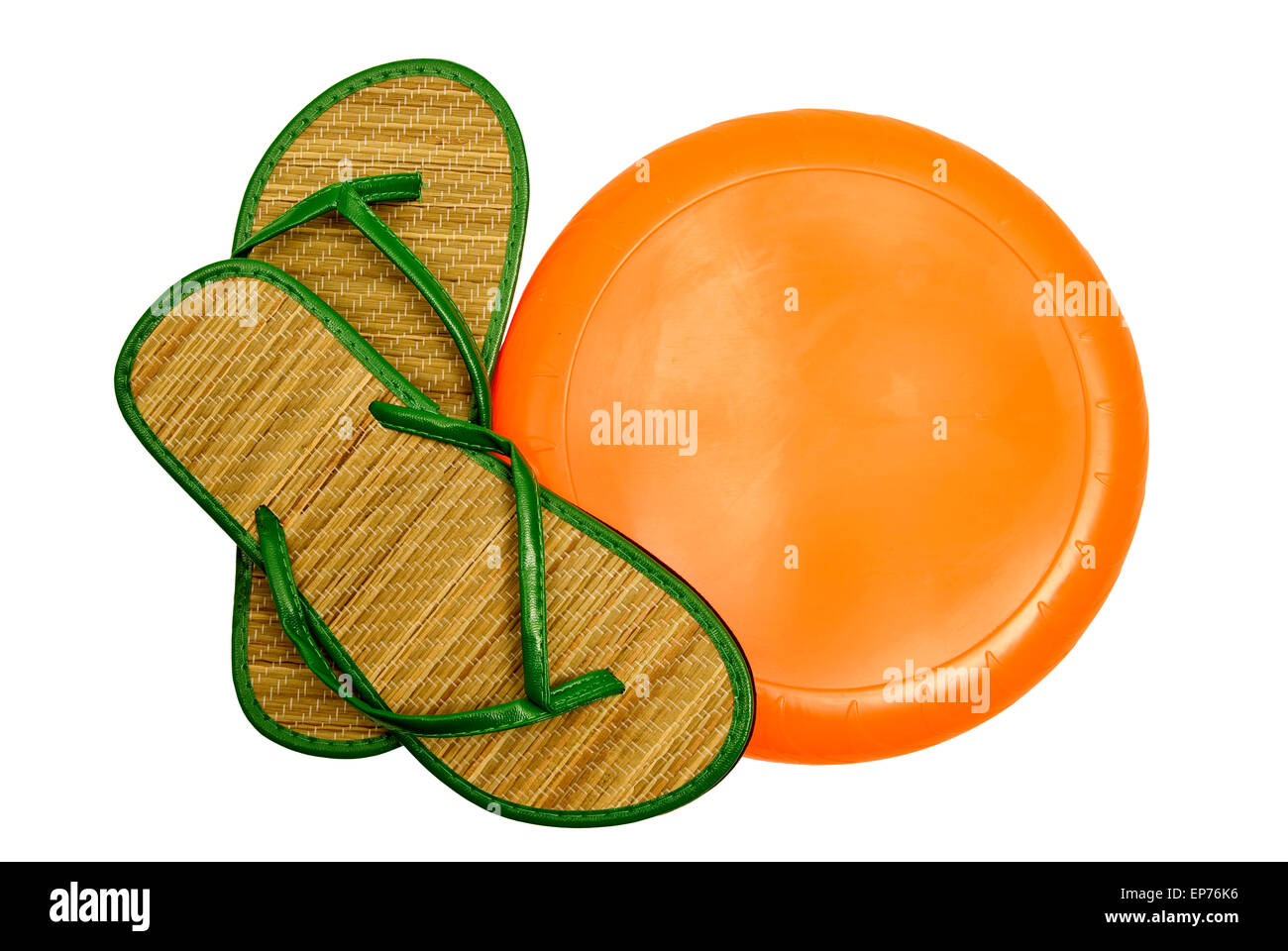 L'amusement au soleil avec l'orange vif et coloré de Frisbee en blanc Sandales vert sur fond blanc. Plan horizontal Banque D'Images