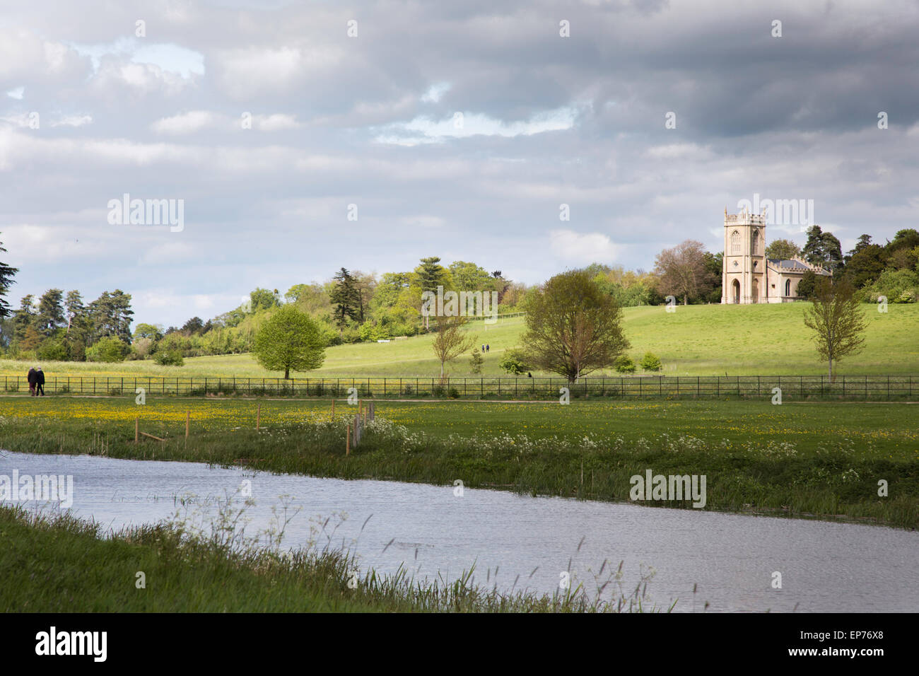 La Cour d'un parc Croome attrayants et l'église St Mary Magdalene par Capability Brown, Worcestershire. Angleterre, Royaume-Uni Banque D'Images