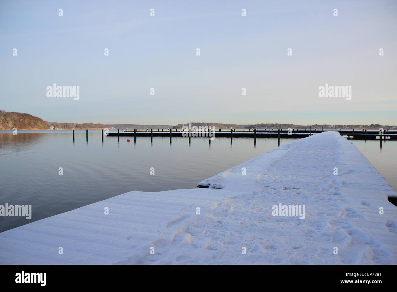 Lac froid de l'hiver avec la neige sur jetée Banque D'Images