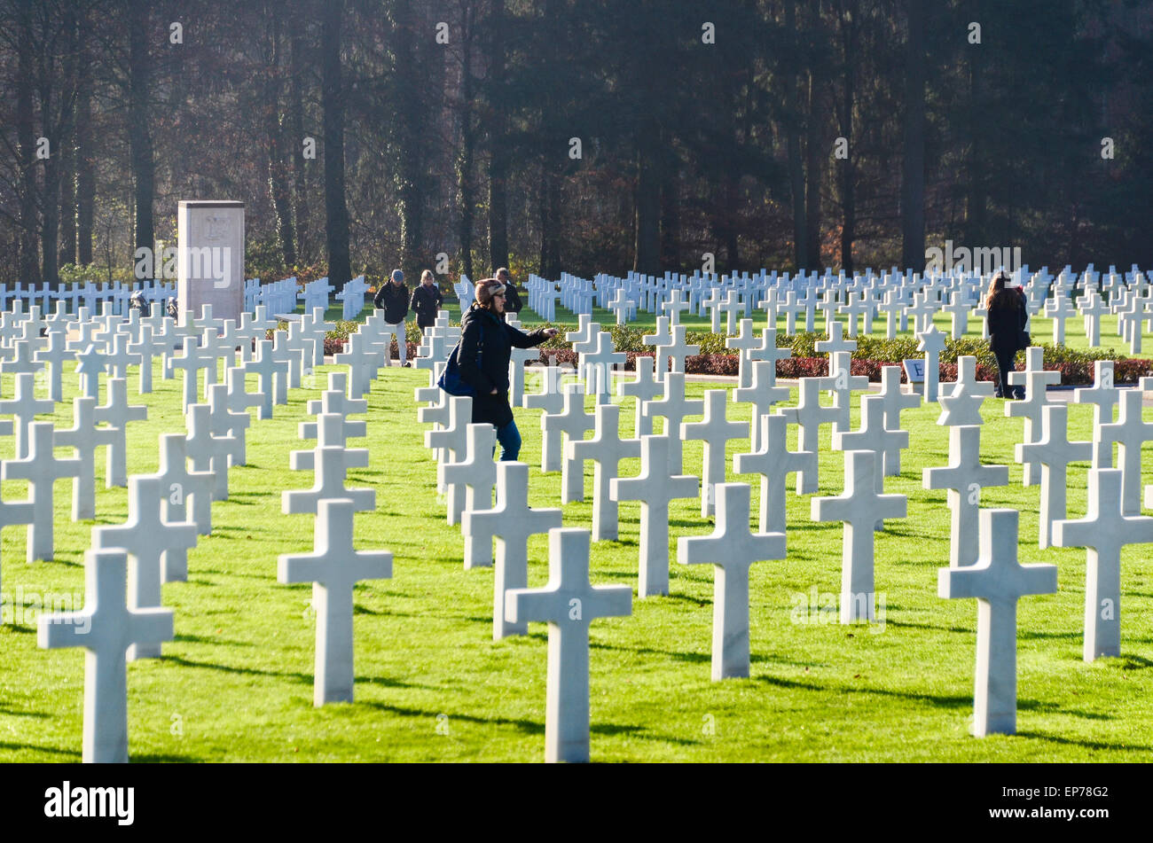 Les visiteurs sur les tombes ou plus de 5000 soldats américains au Luxembourg American Cemetery and Memorial qui sont morts pendant la SECONDE GUERRE MONDIALE Banque D'Images