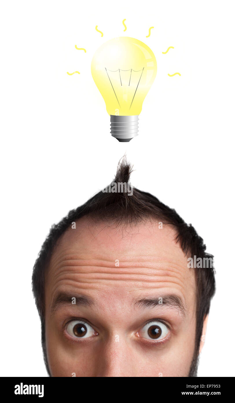 Jeune homme drôle avec ampoule au-dessus de sa tête Photo Stock - Alamy