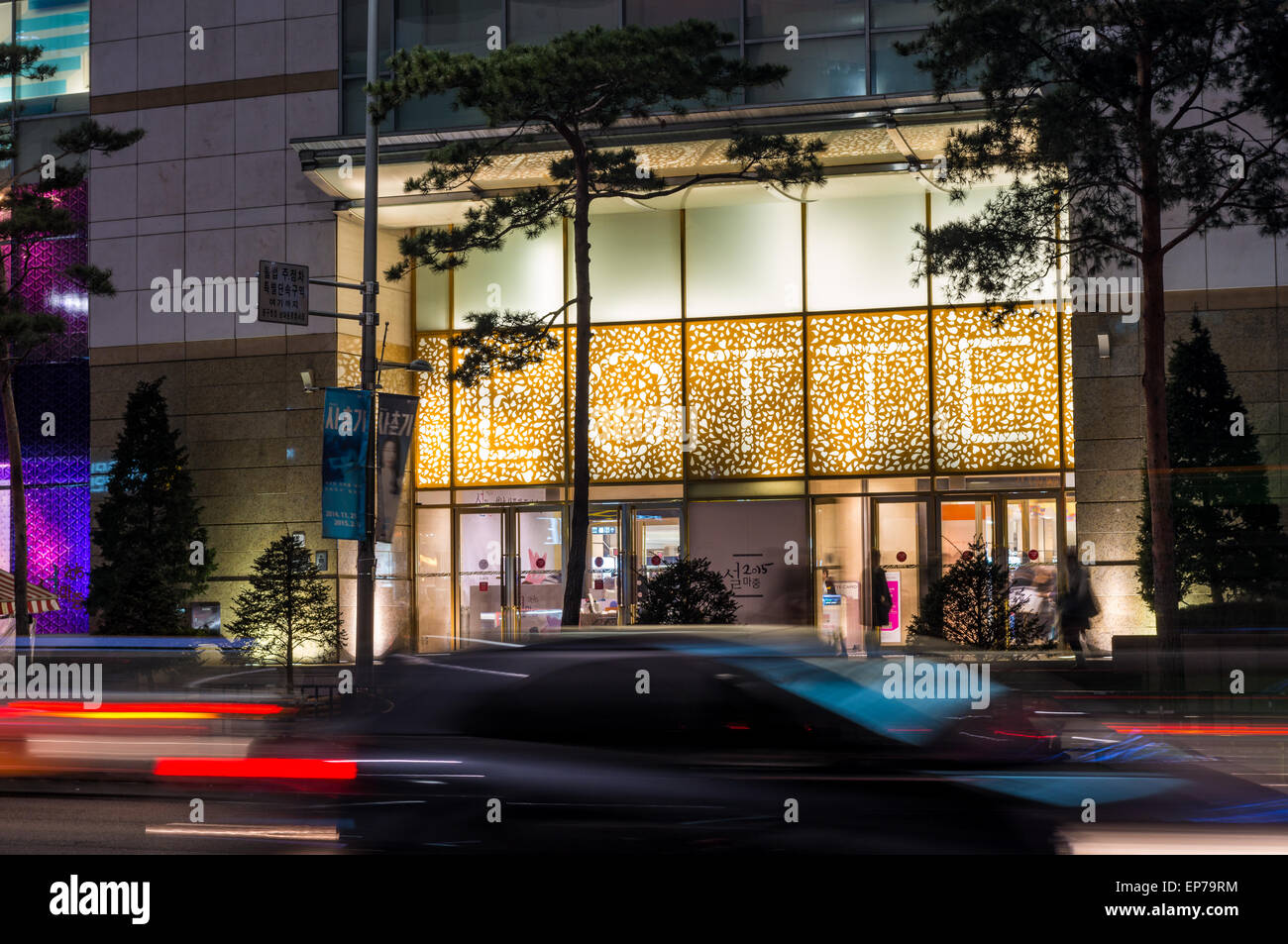 Lotte department store éclairé la nuit dans le quartier Myeongdong de Séoul, Corée du Sud. Banque D'Images