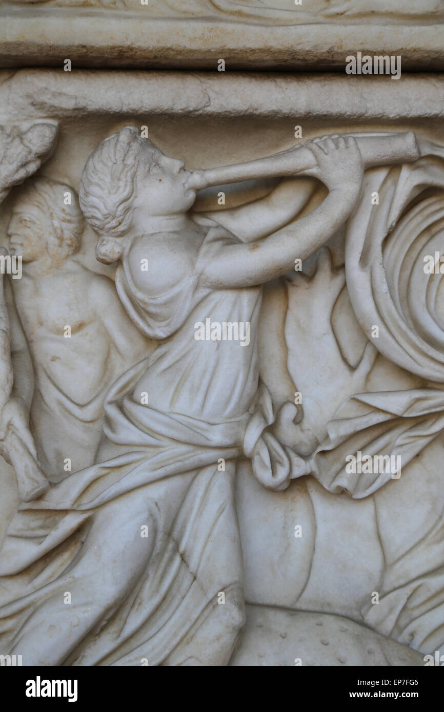 Sarcophage avec procession de cérémonie Dionysiaque. Ménade jouant d'aulos. 2ème ANNONCE de siècle. Rome. L'Italie. Banque D'Images
