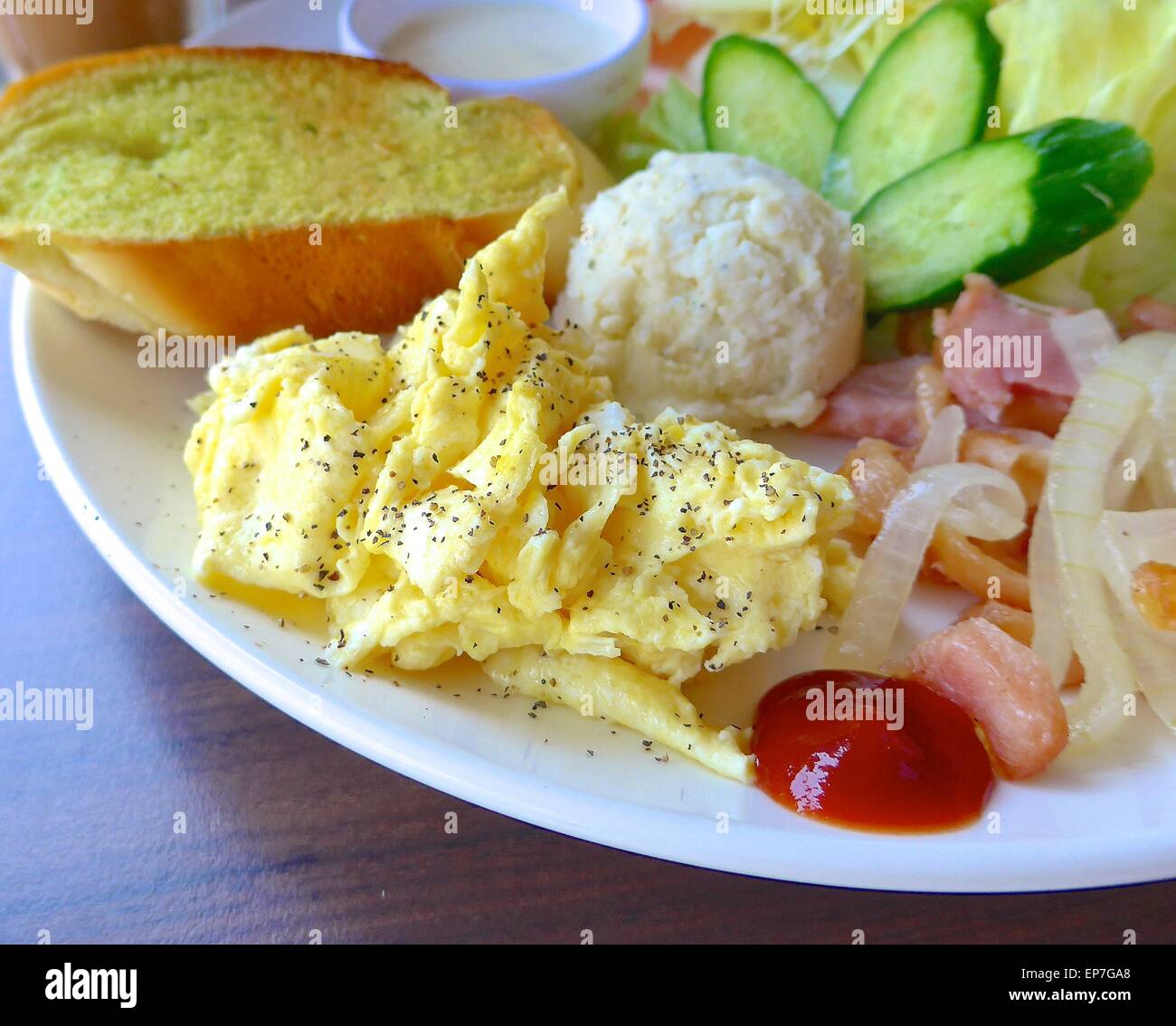 Le gros plan du délicieux petit déjeuner avec le concombre, salade aux œufs et pain à l'ail Banque D'Images