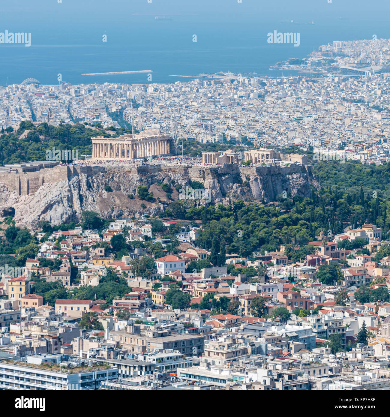 Le Parthénon sur l'ancienne Acropole à Athènes, prise depuis le sommet du mont Lycabette en regardant à travers les toits des villes Banque D'Images