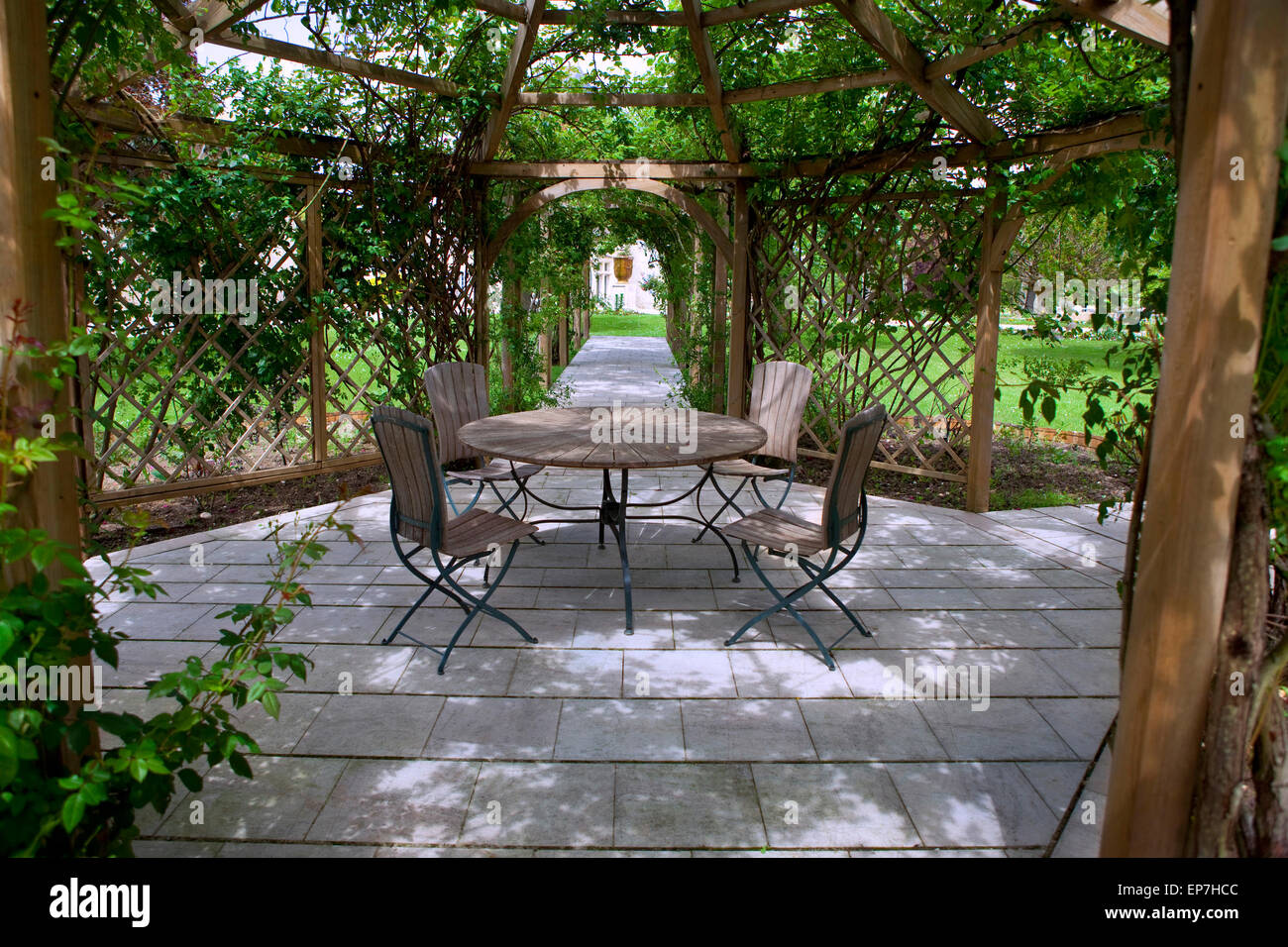 Pergola et un jardin de roses dans le parc de pays Banque D'Images