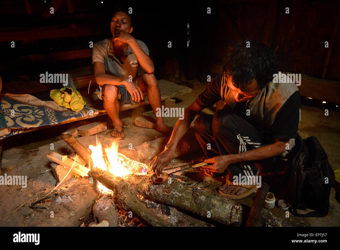 Fumer l'opium en Inde Banque D'Images