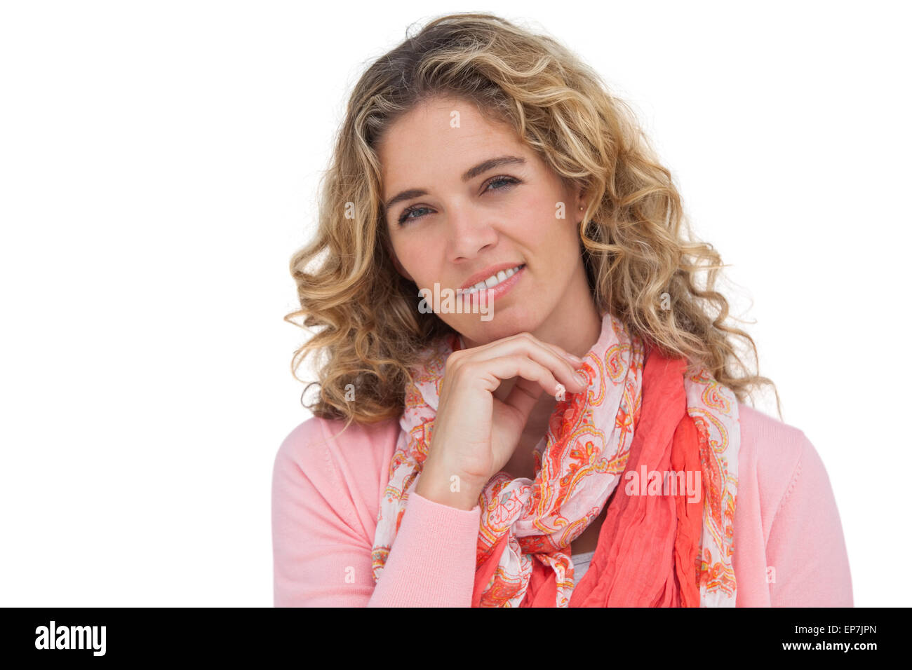 Smiling blonde woman posing avec sa main sur son menton Banque D'Images