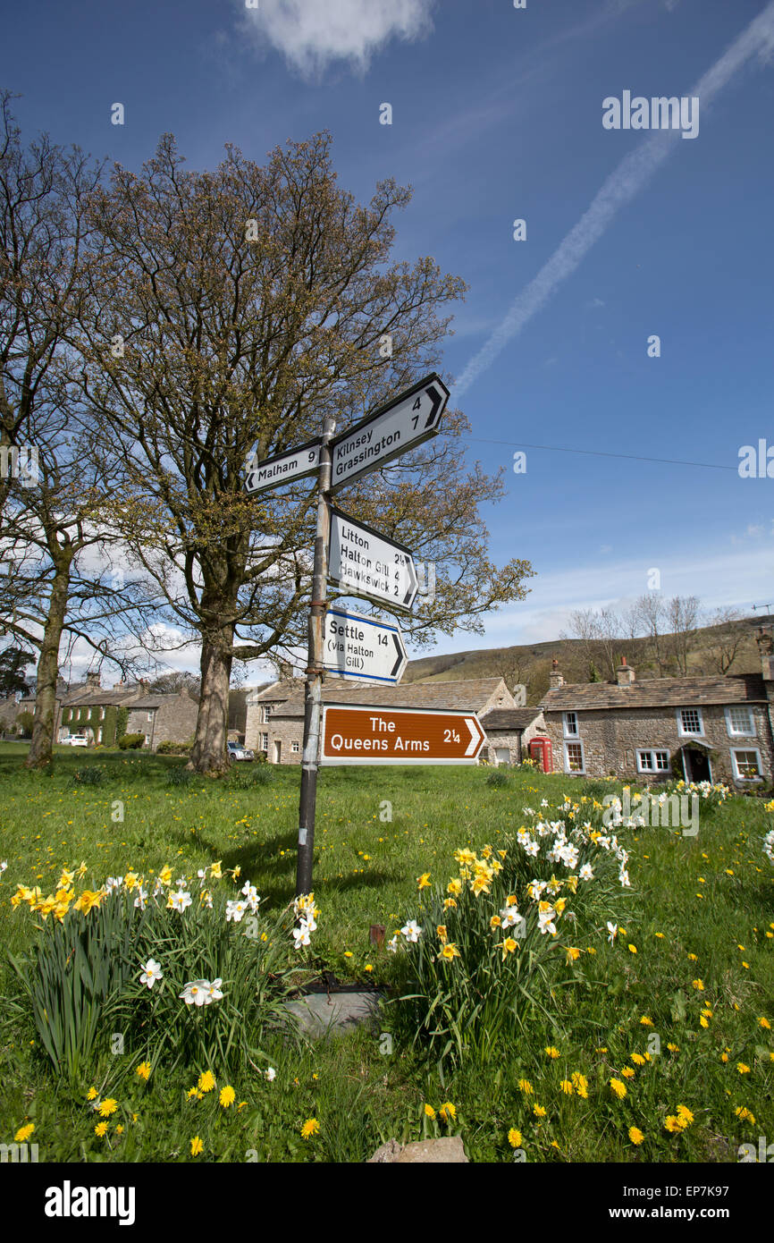 Yorkshire Dales, Angleterre. Vue pittoresque de printemps en bordure de panneaux indicateurs dans le Yorkshire village de Arncliffe. Banque D'Images