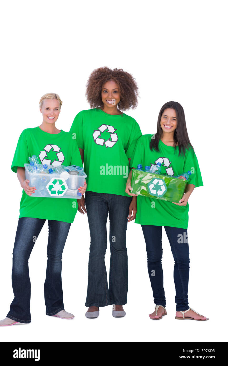 Trois militants enivromental avec deux boîtes de déchets recyclables sur le holding Banque D'Images
