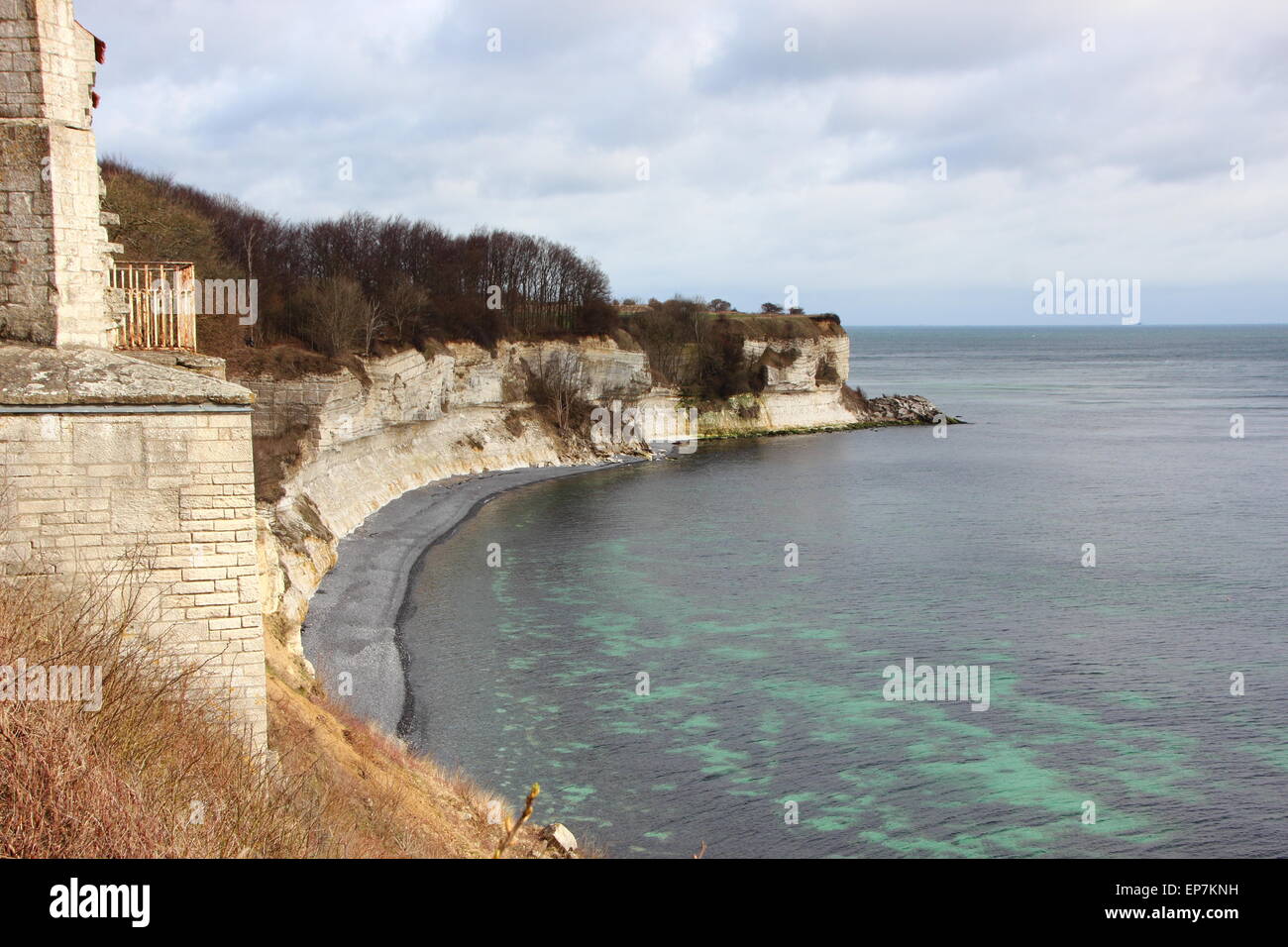 Patrimoine mondial Stevns Klint littoral avec vue sur la mer et la falaise blanche et réflexions d'argile calcaire Banque D'Images