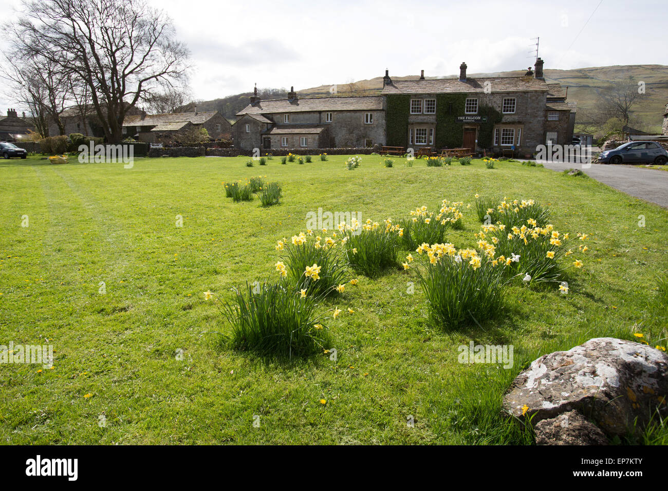 Yorkshire Dales, Angleterre. Printemps pittoresque vue du Falcon Inn dans le Yorkshire village de Arncliffe. Banque D'Images