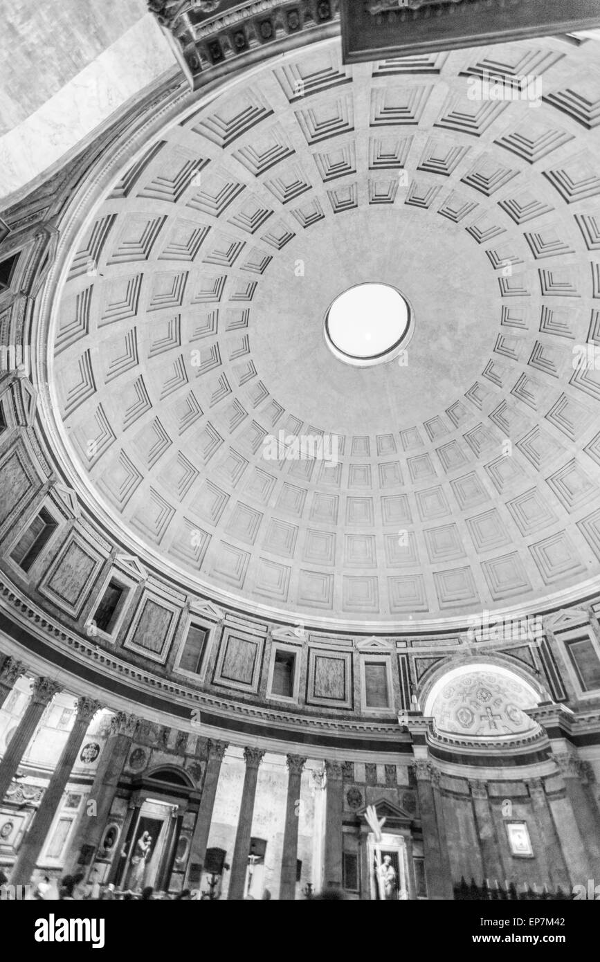 Rome, Italie - 28 mars 2015 : la coupole du Panthéon, la lune apparaître à partir du trou du dôme Banque D'Images