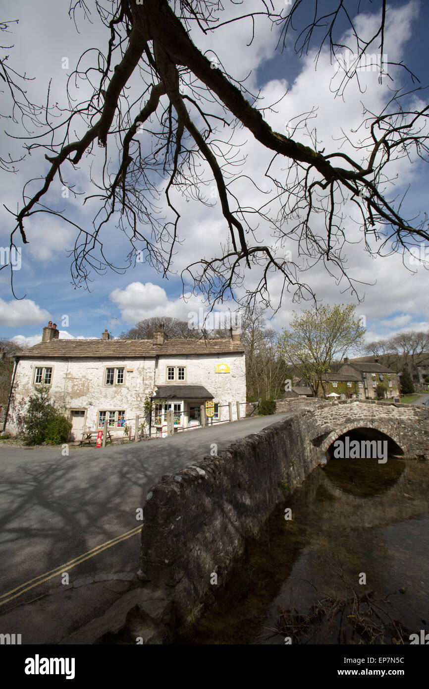 Village de Malham, Yorkshire, Angleterre. Vue pittoresque de Malham Beck (stream) à la jonction du chemin Cove et Finkle Street. Banque D'Images