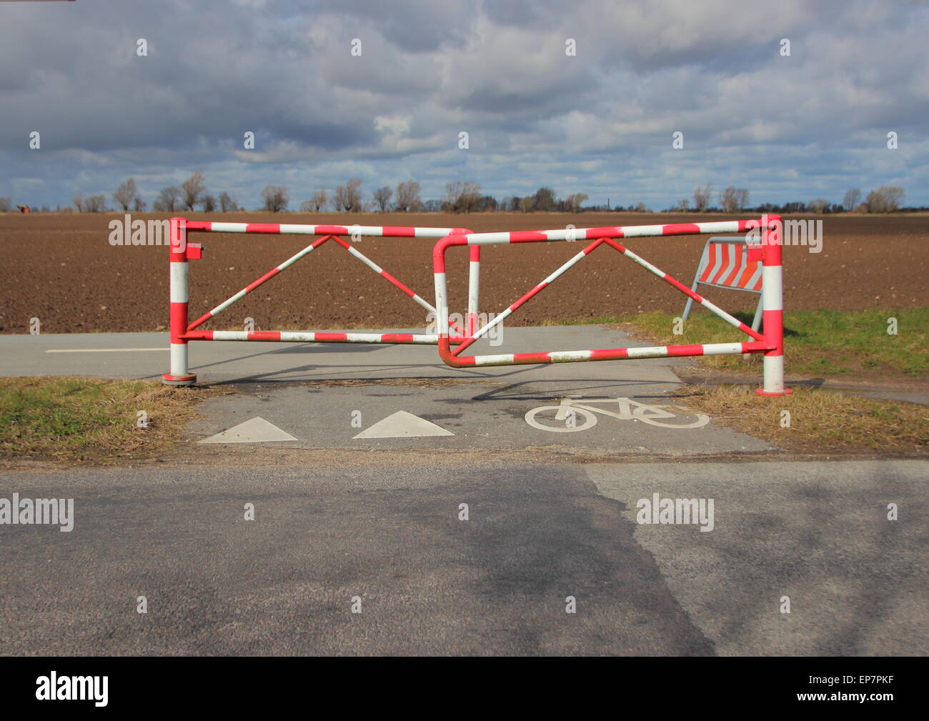 Barrière de sécurité à vélo Bike Lane à rayures rouges et blanches Banque D'Images