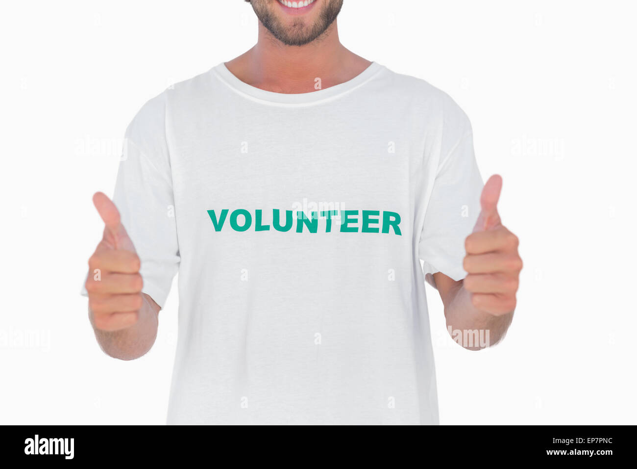 Homme portant volunteer tshirt giving Thumbs up Banque D'Images