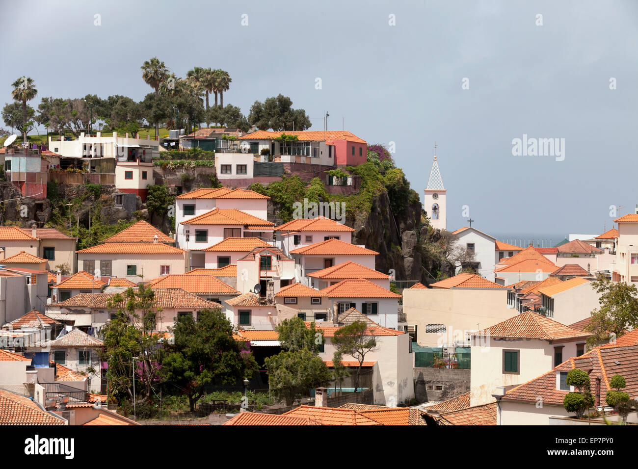 Les toits rouges et l'église, village de Camara de Lobos, Madère, Europe Banque D'Images