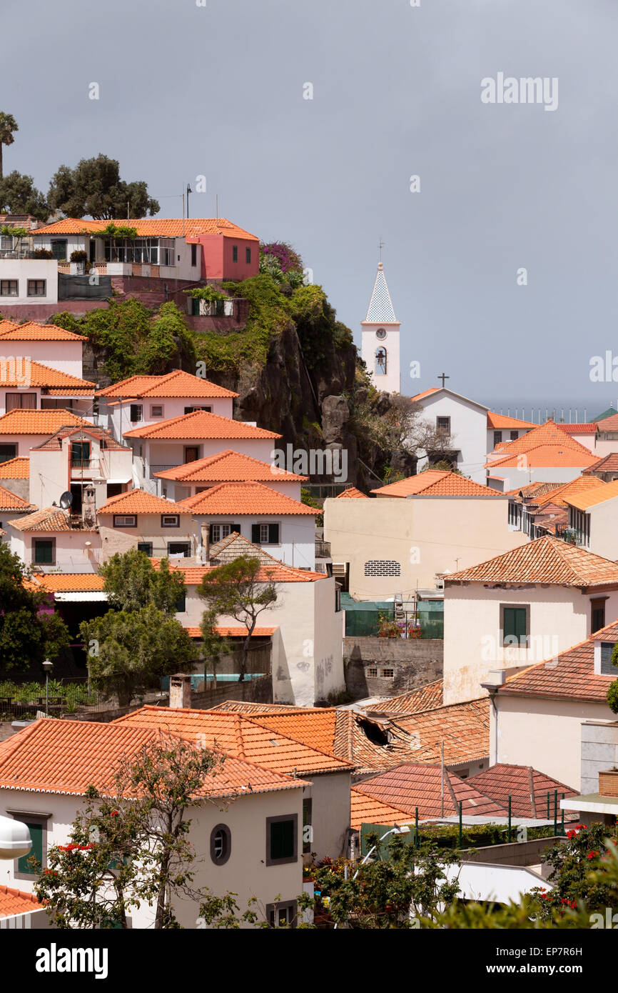 Les toits rouges et l'église, village de Camara de Lobos, Madère, Europe Banque D'Images
