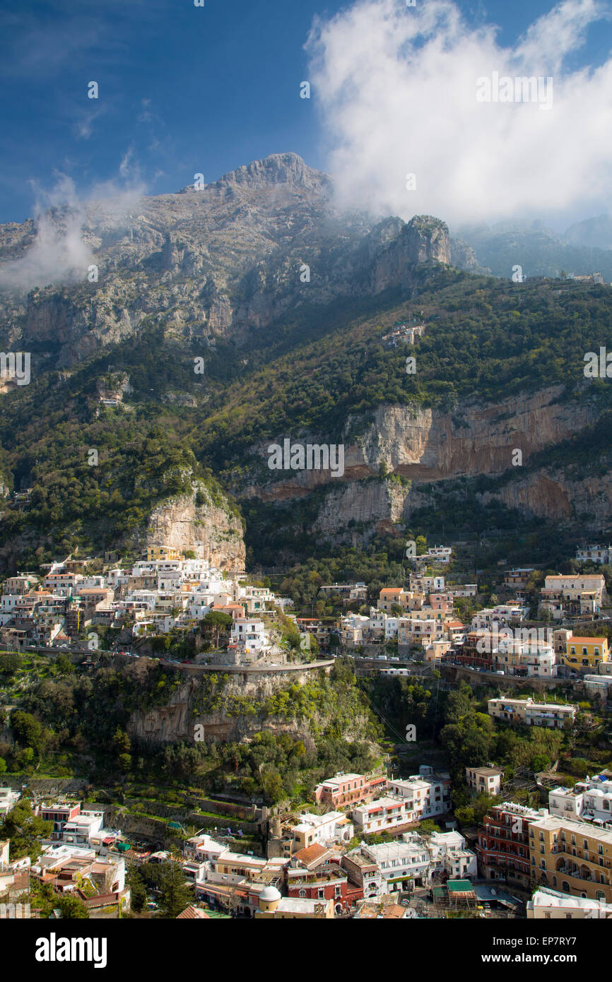 Massifs montagneux de la ville de Nain sur la Côte d'Amalfi, Positano, Campanie, Italie Banque D'Images