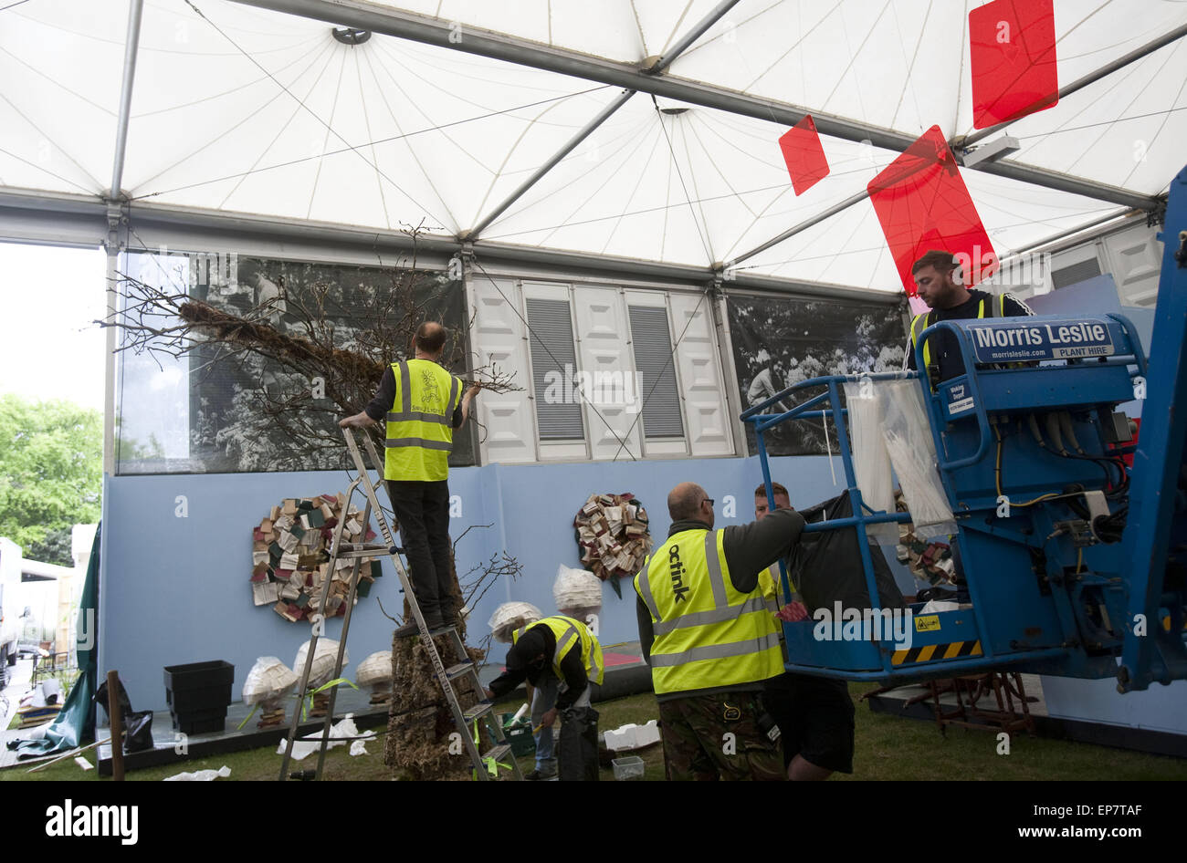 Londres, Royaume-Uni. 14 mai, 2015. Quatre jours avant l'ouverture, Chelsea Flower Show est affairé aux préparatifs. La Chelsea Flower Show organisé par la Royal Horticultural Society (RHS) dans le parc du Royal Hospital Chelsea tous les mois de mai, est le plus célèbre flower show au Royaume-Uni, peut-être dans le monde. Il attire des exposants et des visiteurs de partout dans le monde, Londres, Royaume-Uni. Credit : Veronika Lukasova/ZUMA/Alamy Fil Live News Banque D'Images