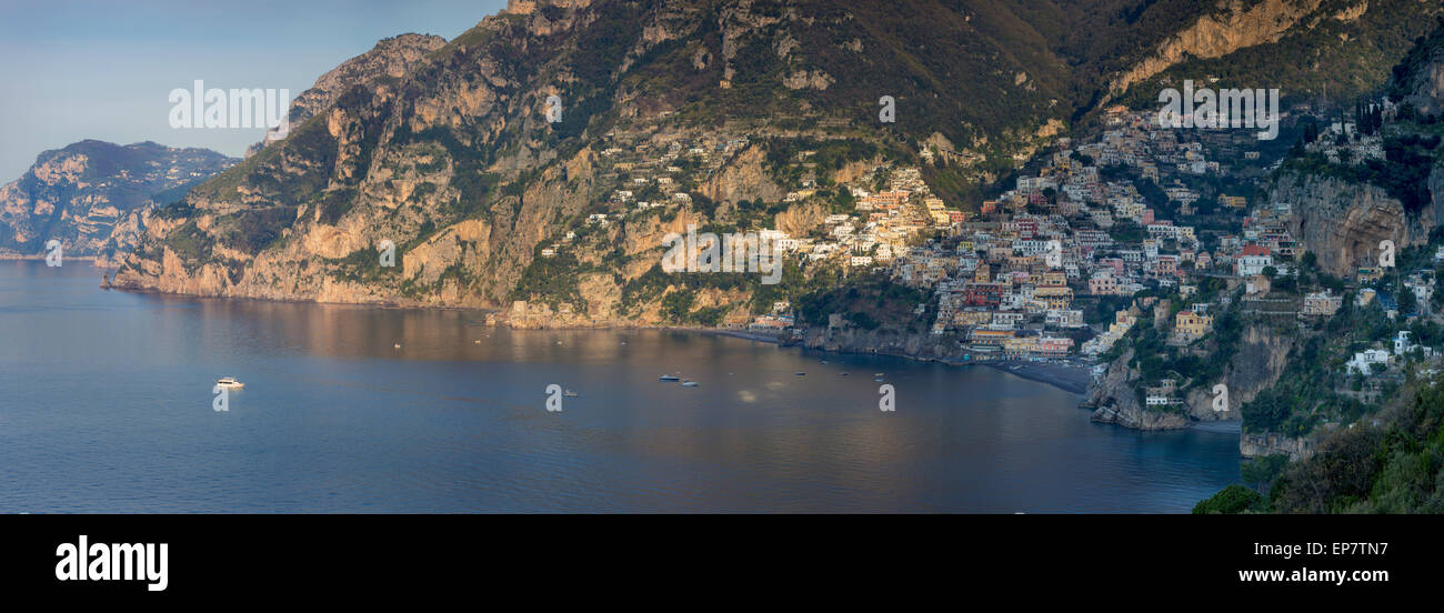 Tôt le matin, vue sur Positano et la côte amalfitaine, Campanie, Italie Banque D'Images
