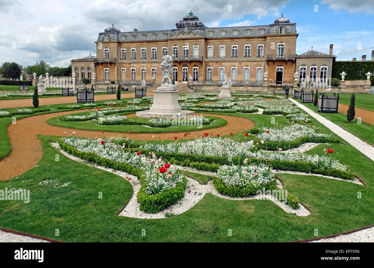 Arracher le manoir et jardins à la française à Silsoe, Luton, Bedfordshire, Royaume-Uni Banque D'Images