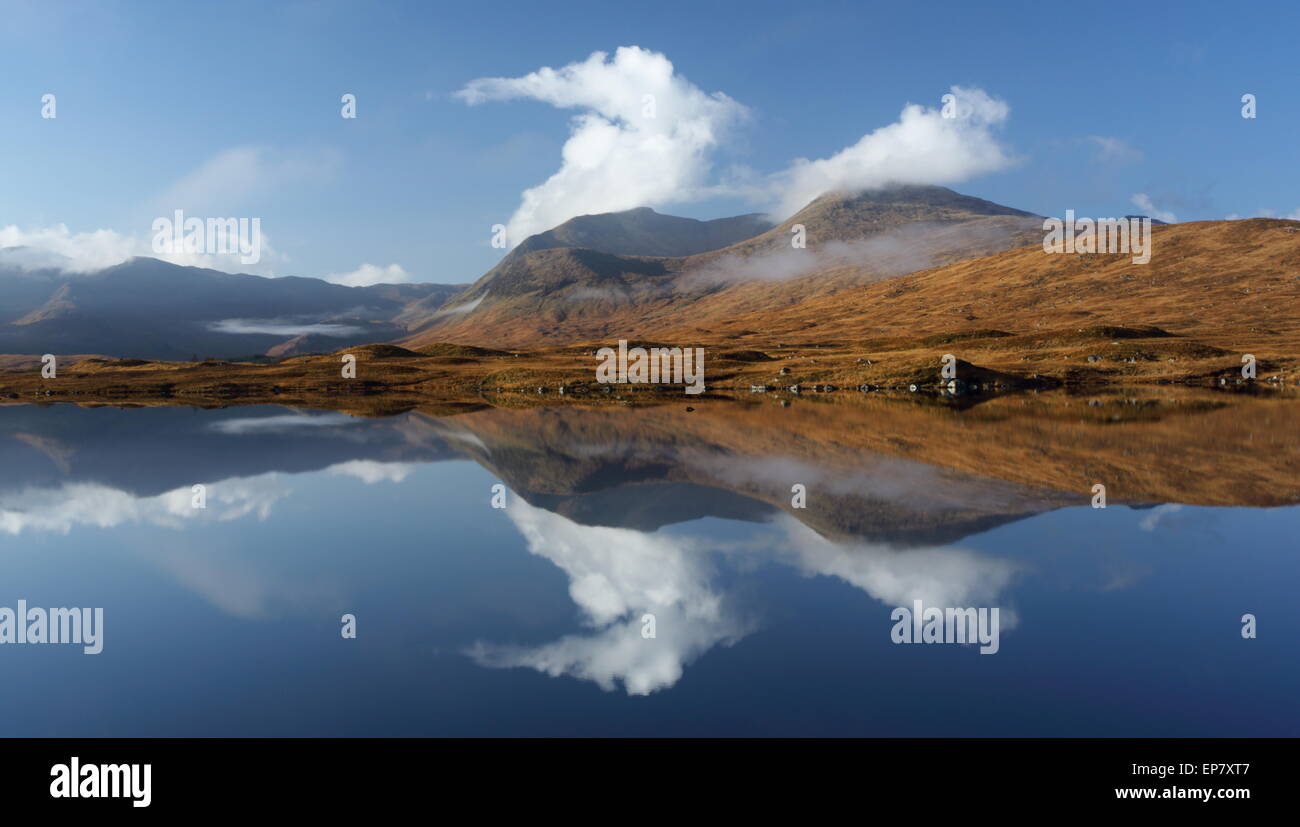 Les réflexions dans le Loch Ba avec la brume matinale de compensation Clach Leathad et Meall Bhuiridh a' sur Rannoch Moor. Banque D'Images