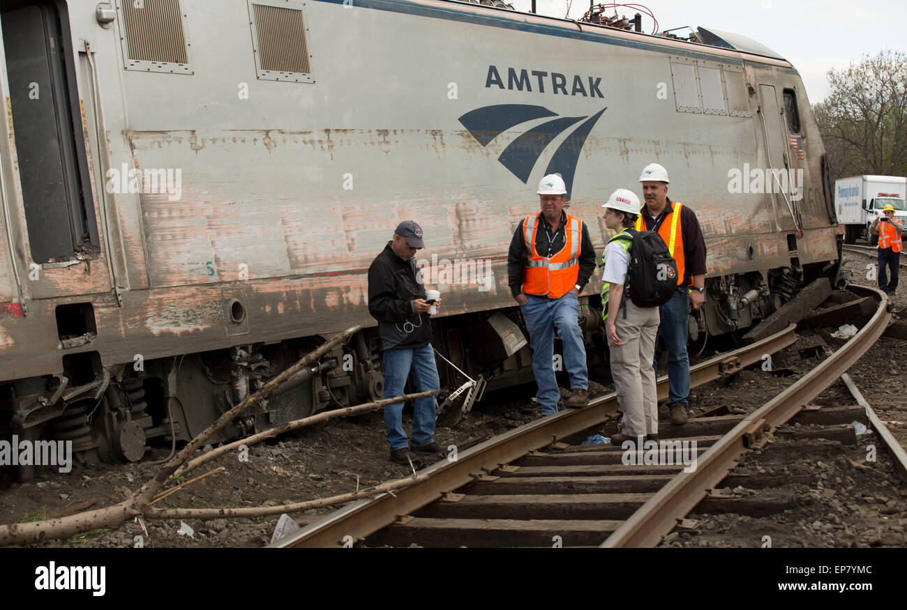 Philadelphie, Pennsylvanie, USA. 12 mai, 2015. Les enquêteurs du NTSB enquête auprès de l'épave d'Amtrak train # 188 sur le site de l'accident le 12 mai 2015 à Philadelphie, PA. Huit personnes ont été tuées et plus de 200 ont été blessés lorsque le train a déraillé. Banque D'Images