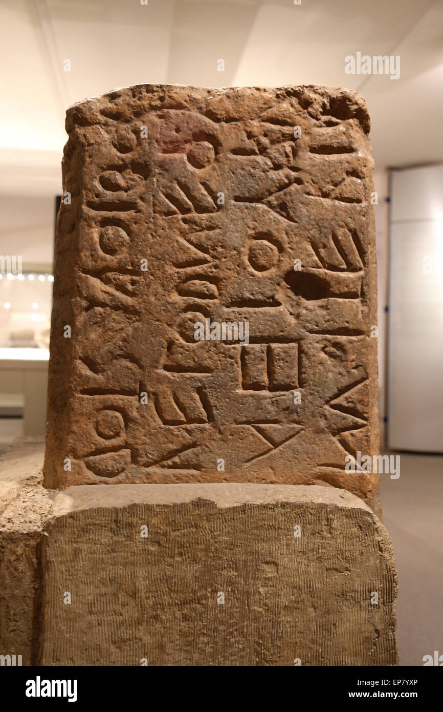 Pierre romain 'Lapis Niger' avec texte latin archaïque. 6ème siècle avant JC. Du Forum Romain. Musée National Romain. Thermes de Dioclétien. Banque D'Images