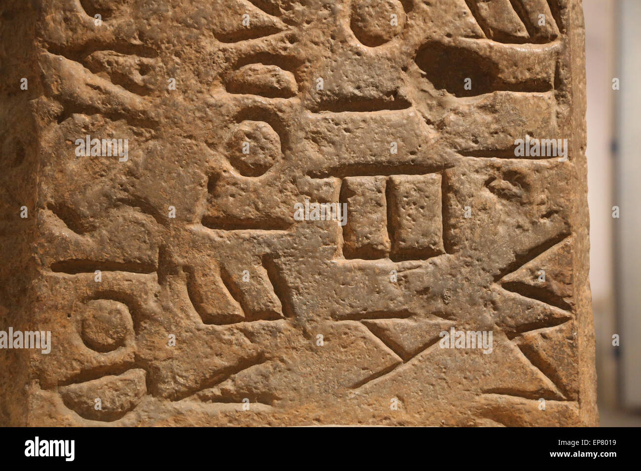 Pierre romain 'Lapis Niger' avec texte latin archaïque. 6ème siècle avant JC. Du Forum Romain. Musée National Romain. Thermes de Dioclétien. Banque D'Images