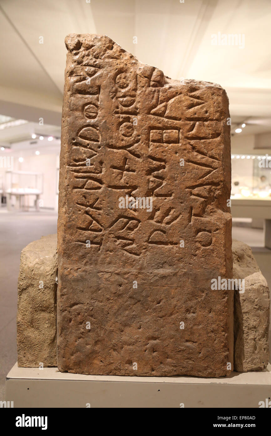 Pierre romain 'Lapis Niger' avec texte latin archaïque. 6ème siècle avant JC. Du Forum Romain. Musée National Romain. Thermes de Dioclétien. Banque D'Images
