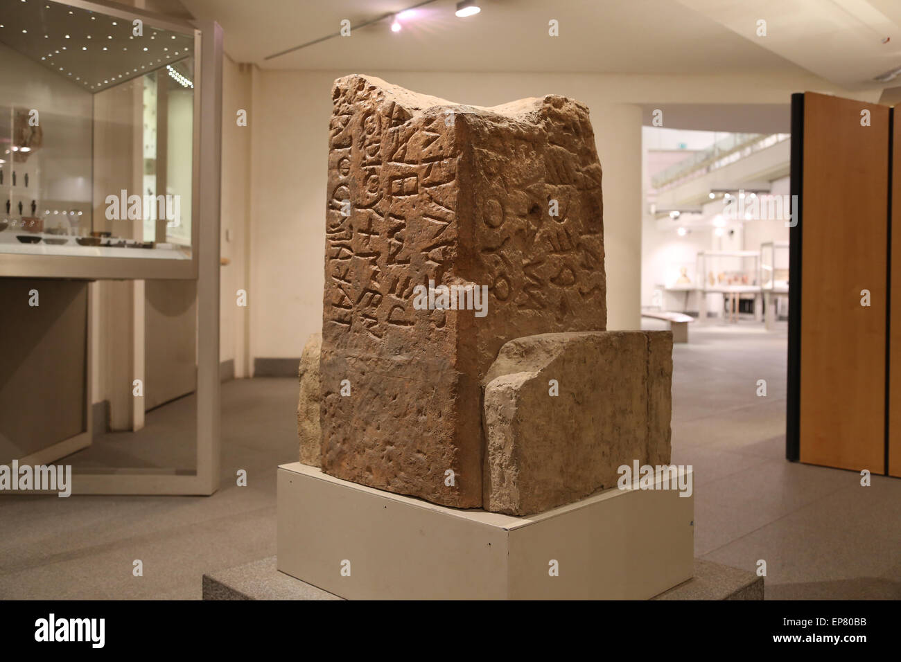 Pierre romain 'Lapis Niger' avec texte latin archaïque. 6ème siècle avant JC. Du Forum Romain. Musée National Romain. Thermes de Dioclétien. Banque D'Images