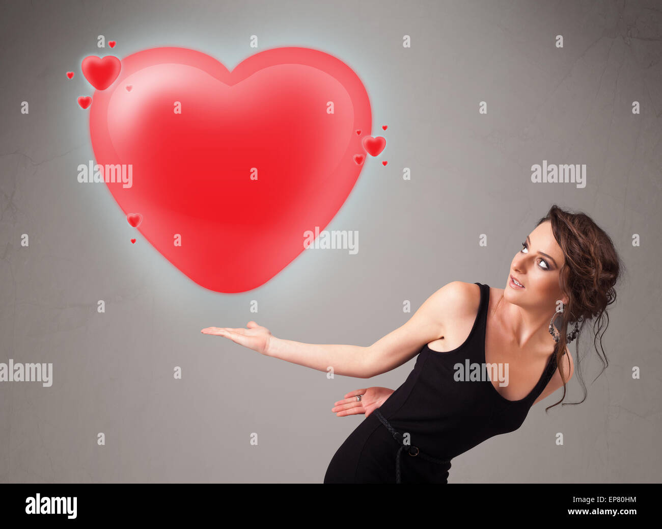 Jeune Femme Tenant Jolie Coeur Rouge 3d Photo Stock Alamy