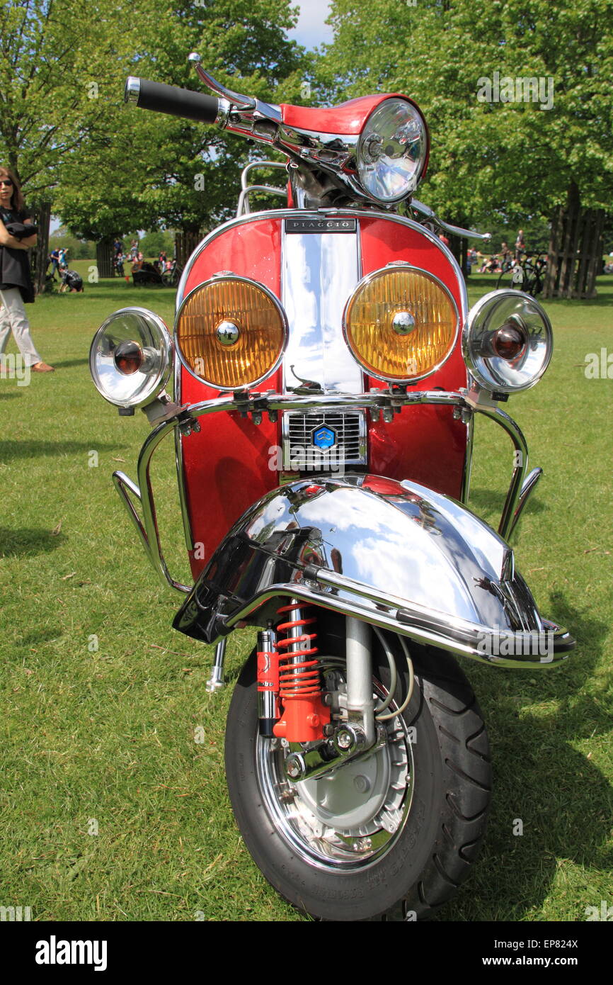 Piaggio scooter, Châtaigne dimanche, Bushy Park, Hampton Court, Angleterre, Grande-Bretagne, Royaume-Uni, UK, Europe. Banque D'Images