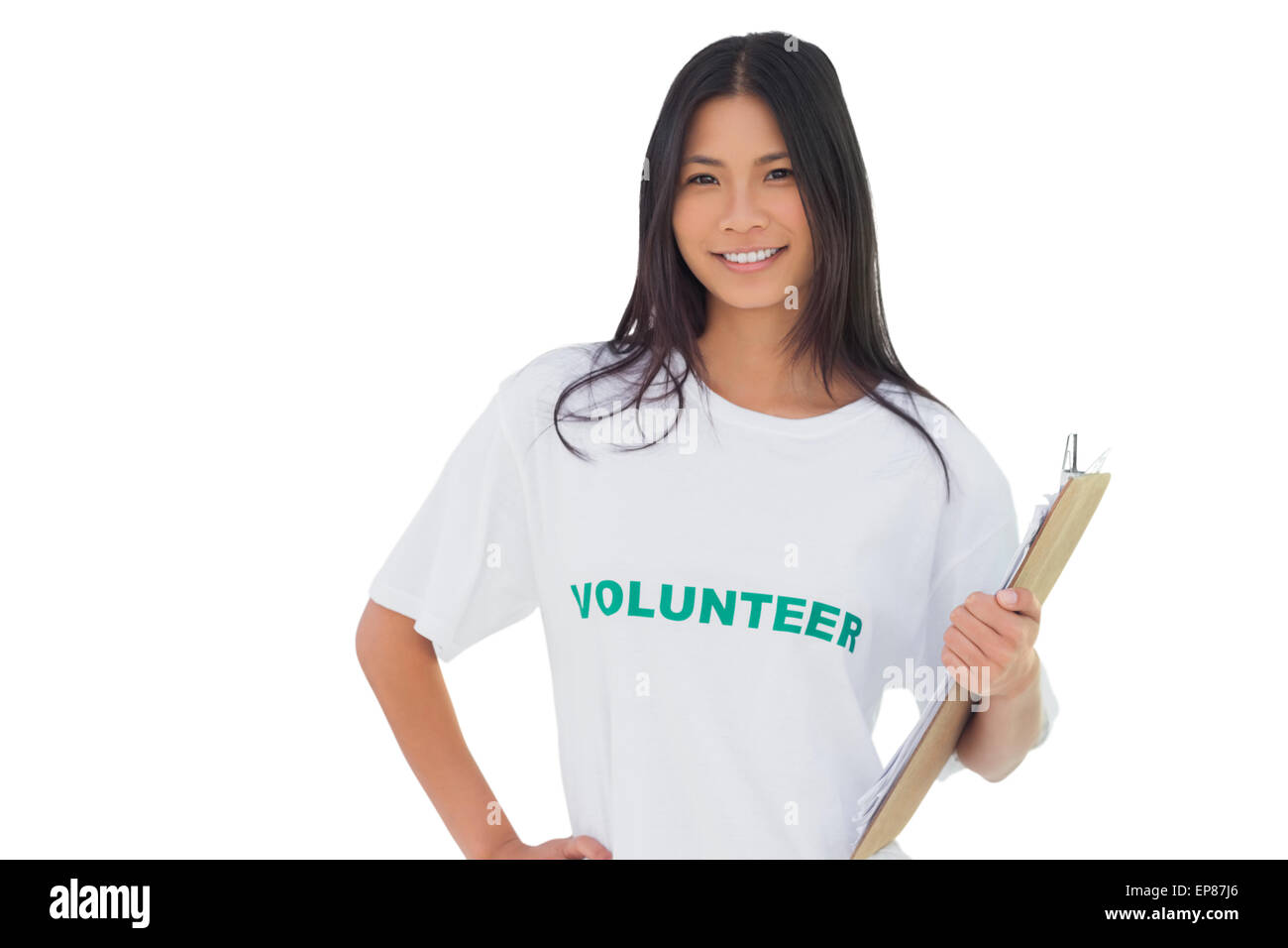 Jolie femme portant des tshirt bénévoles holding clipboard Banque D'Images